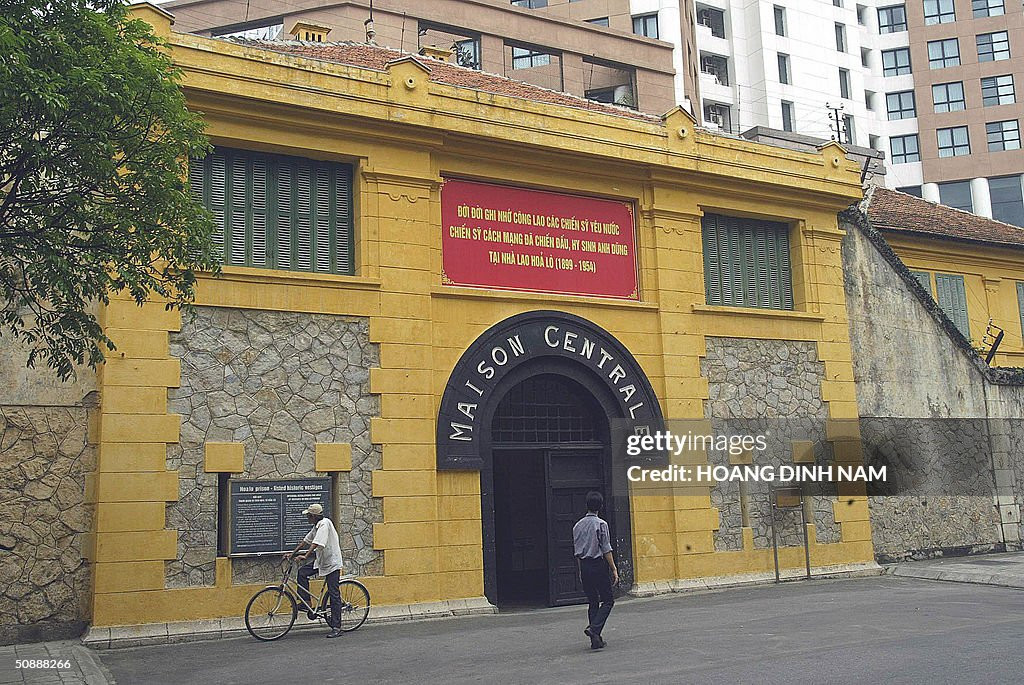 Người dân đi qua cổng nhà tù Hỏa Lò cũ, đã trở thành một di tích lịch sử, 22/5/2004.