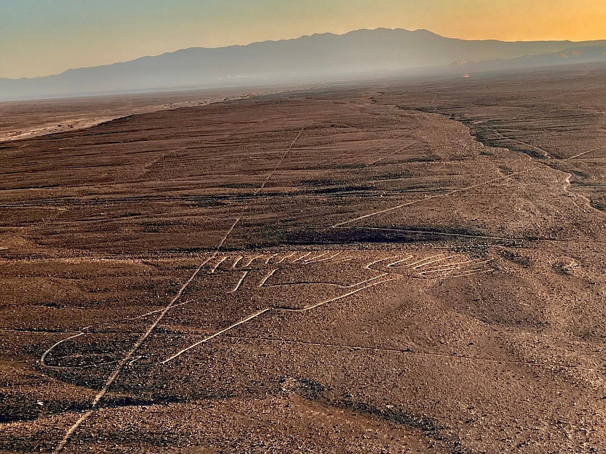 Các hình vẽ được tạo ra bằng cách đào bỏ lớp đá cuội oxit sắt phủ trên bề mặt sa mạc Nazca. Khi đá sỏi bị đào đi, đất sáng màu dưới những đường rãnh đó tương phản với vùng bên cạnh. Ảnh: Travelling and Trails.