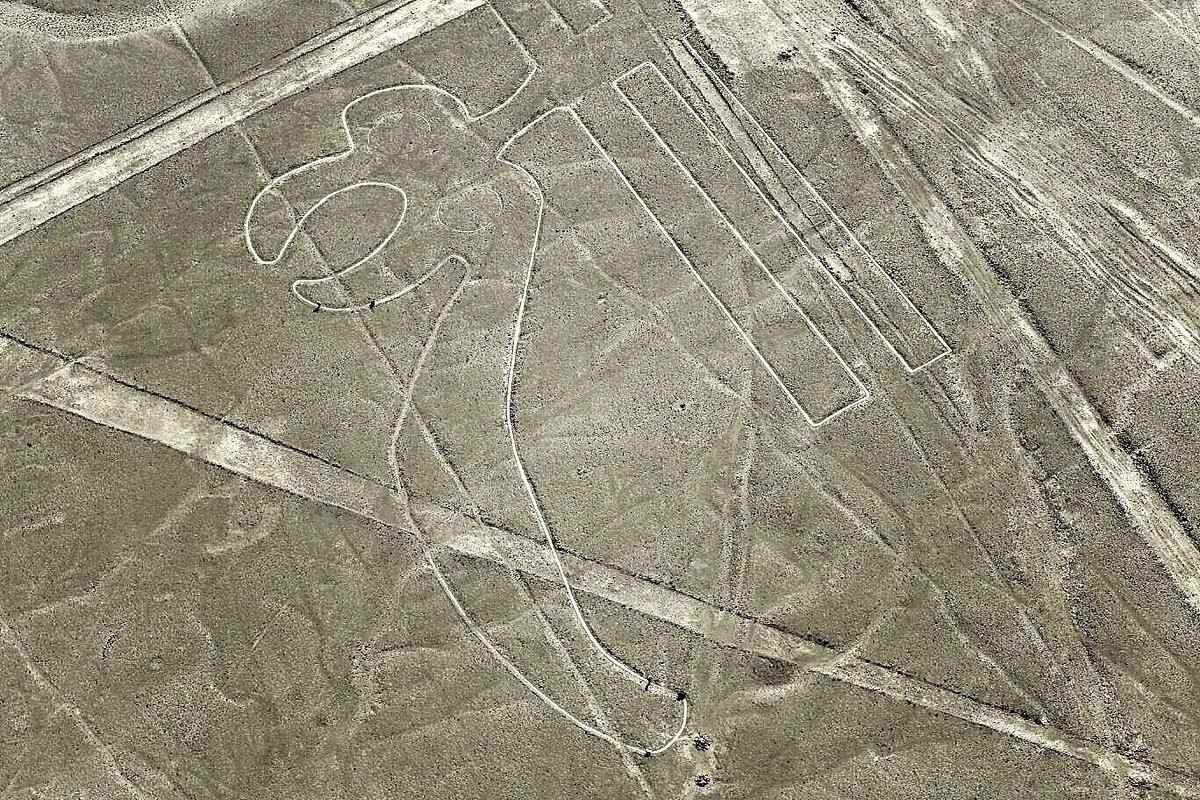 Mục đích tạo ra các hình vẽ vẫn là một ẩn số. Phần lớn các nhà khoa học tin rằng chúng có động cơ tôn giáo. Có thể các cư dân Nazca đã tiến hành nghi lễ tại các hình vẽ to lớn đó để tạ ơn thần linh và để cầu xin nguồn nước sẽ tiếp tục chảy từ dãy Andes. Ảnh: Los Angeles Times.