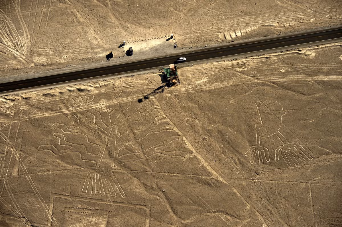 Các hình vẽ còn tồn tại được sau hàng nghìn năm là nhờ khí hậu rất khô, không có gió và nhiệt độ ổn định của sa mạc Nazca - một trong những vùng khô nhất thế giới, cũng như việc nơi đây không có người sinh sống trong nhiều thế kỷ qua. (Ảnh: The New York Times)