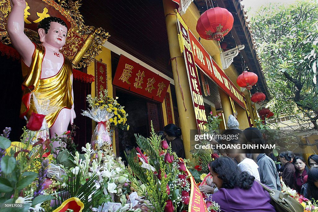 Người dân đi lễ ở chùa Quán Sứ vào ngày Phật đản, 2/6/2004.