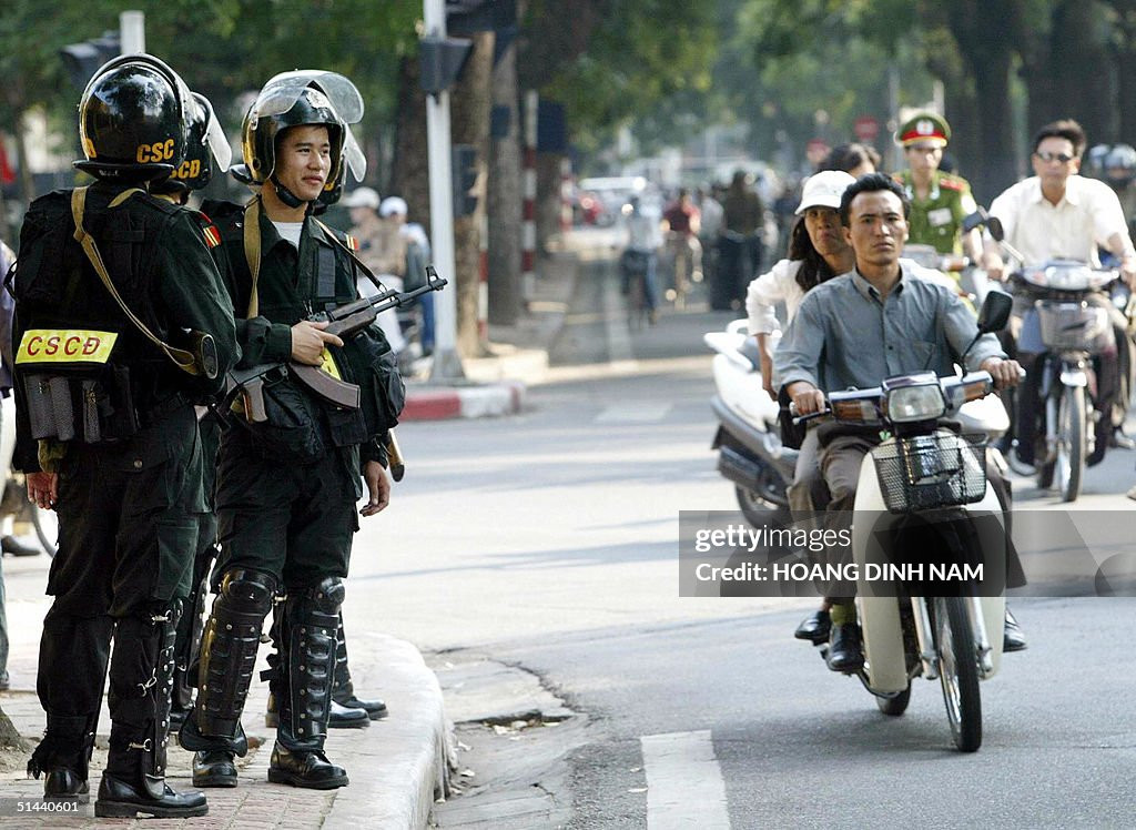 Lực lượng cảnh sát cơ động thực hiện nhiệm vụ trên đường dẫn đến Trung tâm Hội nghị Quốc tế, nơi diễn ra Hội nghị thượng đỉnh Á - Âu lần thứ 5, 8/10 /2004.