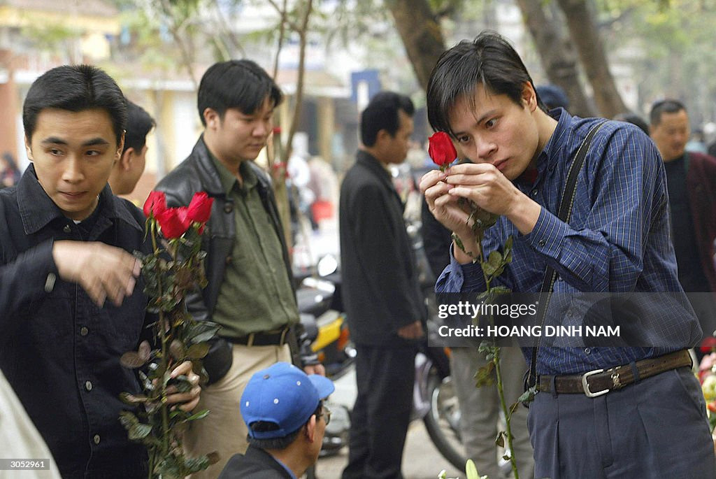 Các nam thanh niên chọn mua hoa hồng đỏ vào ngày 8/3/2004.