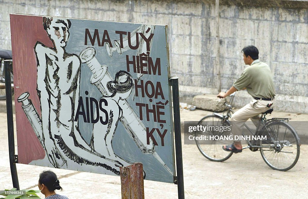 Pa-nô cảnh báo về sự nguy hiểm của việc nghiện ma túy trên đường phố, 27/4/2004.