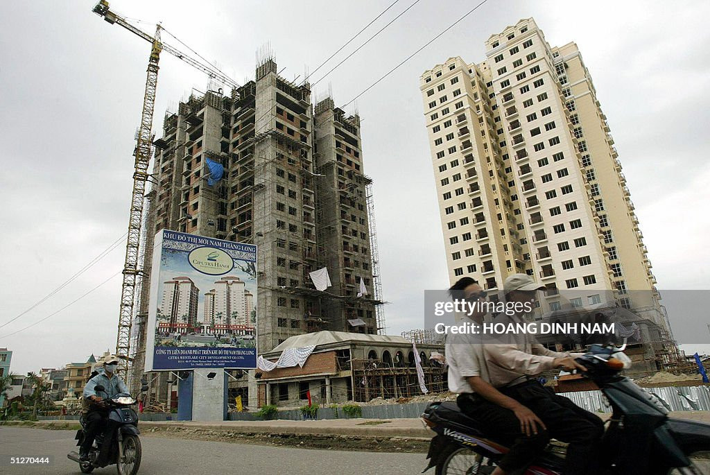 Khu đô thị mới Nam Thăng Long đang trong quá trình xây dựng, 8/9/2004.