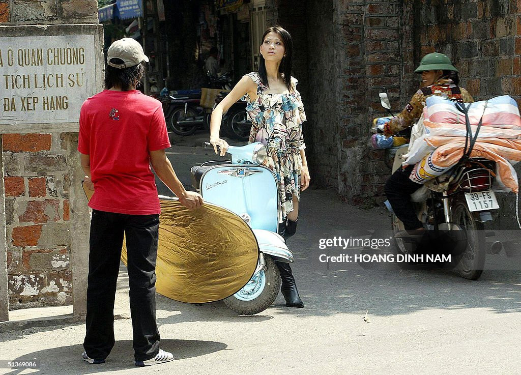 Một người mẫu chụp ảnh Ô Quan Chưởng, khu phố cổ Hà Nội, 29/9/2004. Làm mẫu ảnh là một công việc mới xuất hiện vào thời điểm này.