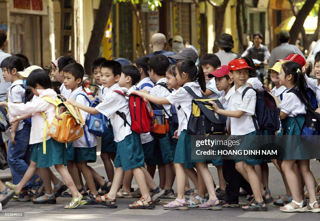 Học sinh tiểu học băng qua đường sau giờ học, 29/11/2004.