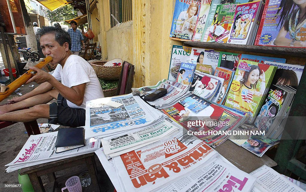 Một sạp báo vỉa hè, 6/5/2004.