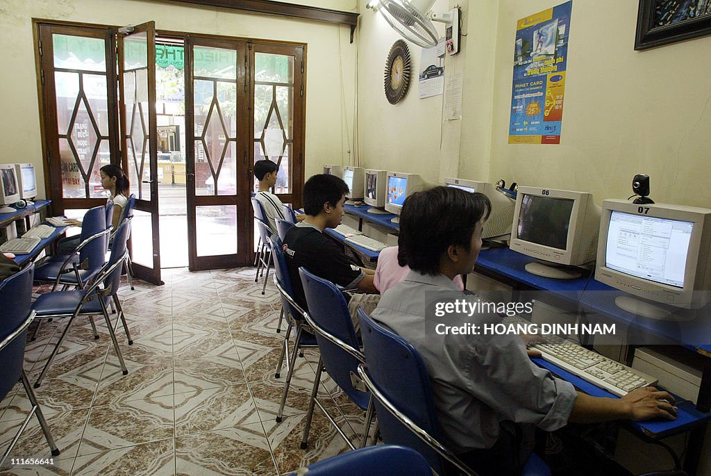 Bên trong một quán net, 15/6/2004.