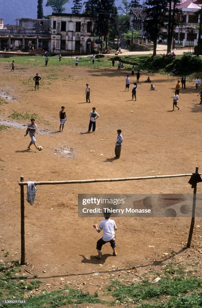 Các thanh niên đá bóng trên sân vận động của thị trấn.