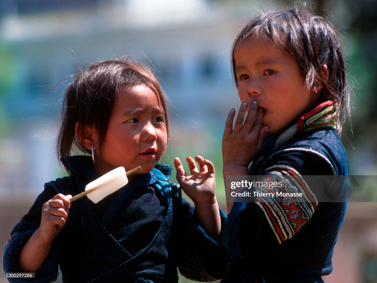 Nét hồn nhiên của hai bé gái.