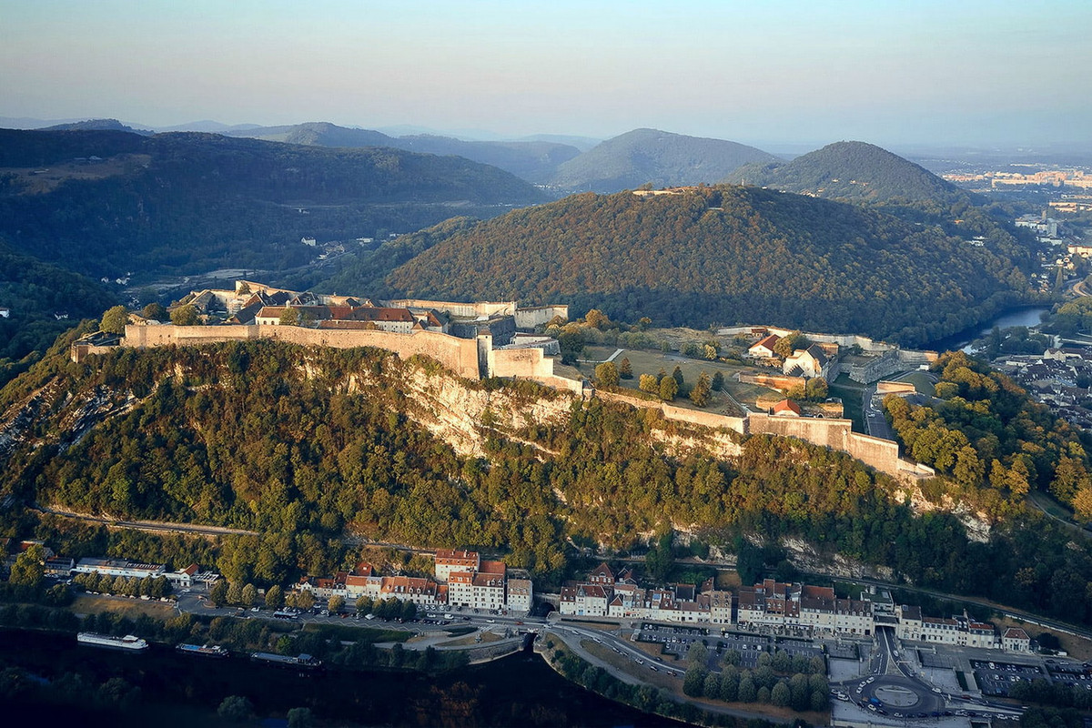 Có tổng diện tích 10 ha, tòa thành nằm trên đồi Saint-Etienne, một trong bảy điểm cao bảo vệ Besançon, thủ phủ của tỉnh Franche-Comté. Ảnh: Citadelle.com.