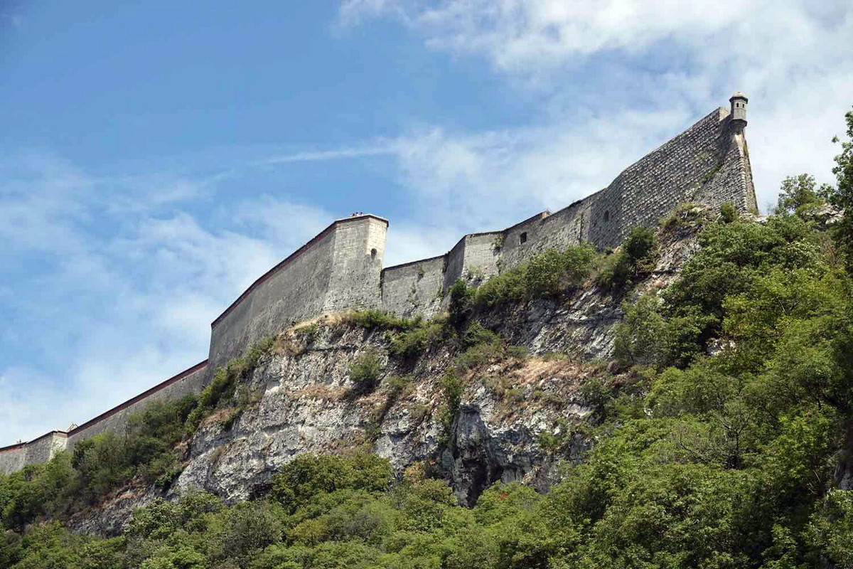 Những vách núi cao dựng đứng bao quanh khiến tòa thành là nơi hoàn hảo để quan sát toàn bộ khu vực xung quanh, đồng thời cũng rất khó tiếp cận đối với các đội quân của kẻ thù. Ảnh: Pedals and Puffins.