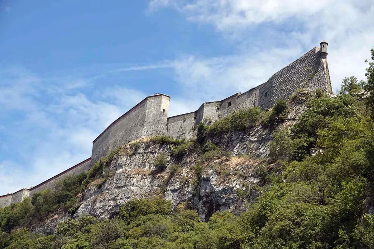 Những vách núi cao dựng đứng bao quanh khiến tòa thành là nơi hoàn hảo để quan sát toàn bộ khu vực xung quanh, đồng thời cũng rất khó tiếp cận đối với các đội quân của kẻ thù. Ảnh: Pedals and Puffins.