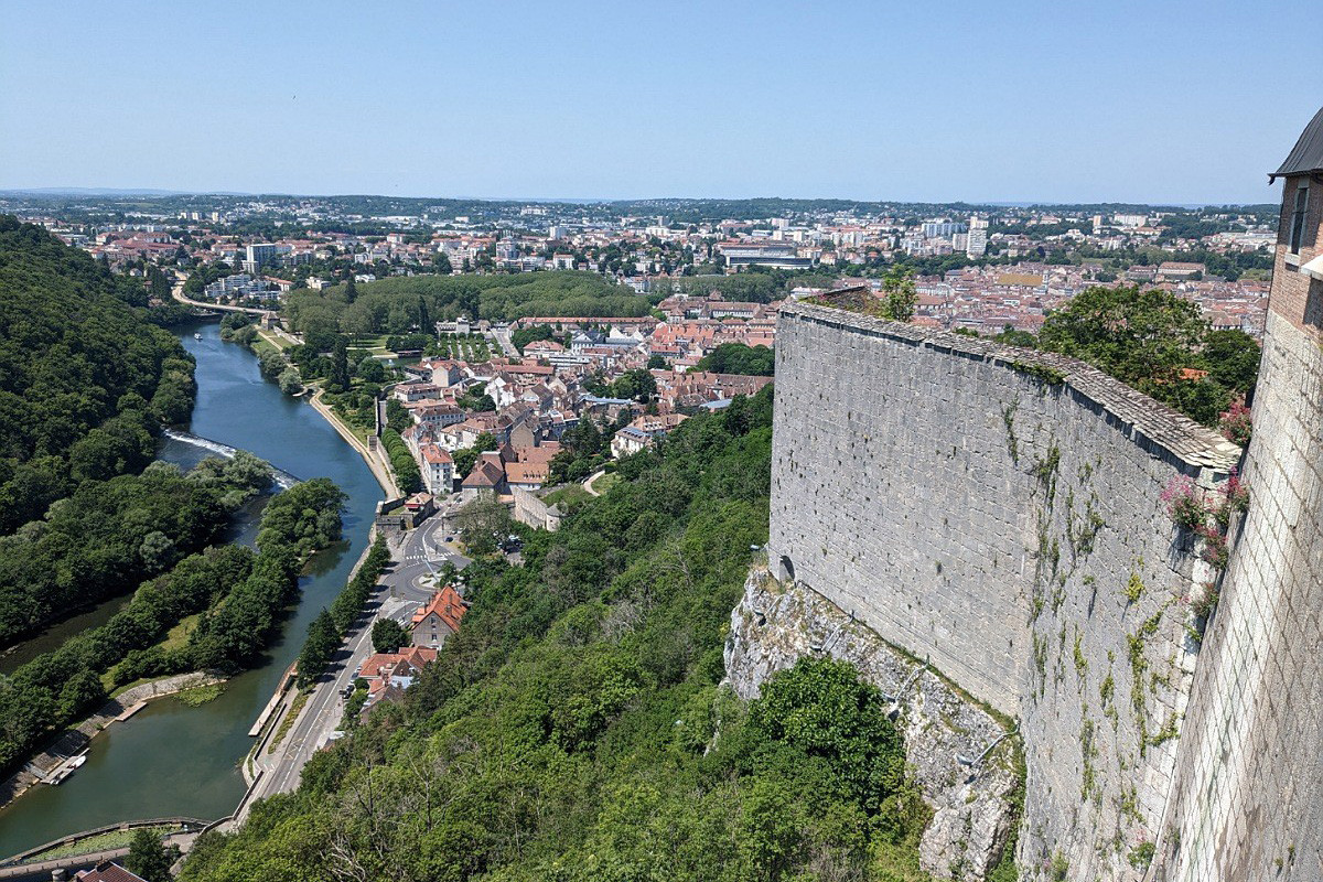 Các tòa thành xây theo kiểu Vauban mang đặc điểm chung là có nhiều góc nhô ra, làm tăng tầm quan sát cũng như độ che phủ của hỏa lực bắn từ trên thành, nâng cao đáng kể hiệu quả phòng thủ với các tòa thành kiểu cũ. Ảnh: Follow The Horizon.