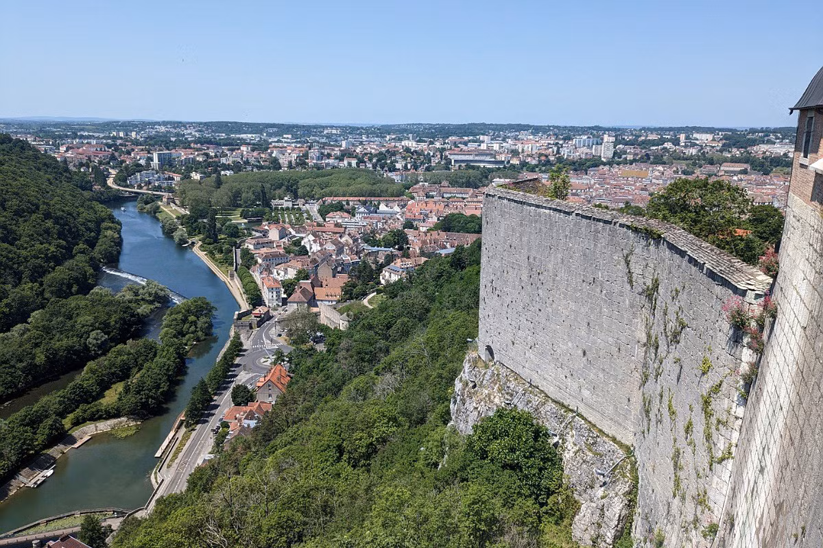 Các tòa thành xây theo kiểu Vauban mang đặc điểm chung là có nhiều góc nhô ra, làm tăng tầm quan sát cũng như độ che phủ của hỏa lực bắn từ trên thành, nâng cao đáng kể hiệu quả phòng thủ với các tòa thành kiểu cũ. Ảnh: Follow The Horizon.