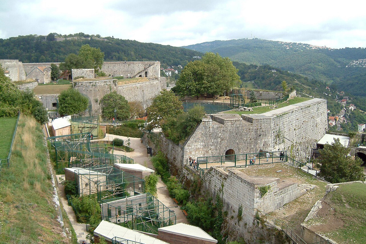 Người thiết kế công trình là Sébastien Le Prestre (1633-1707), lãnh chúa xứ Vauban, thường gọi là Vauban. Ông chính là người khai sinh ra trường phái kiến trúc Vauban, có ảnh hưởng đến các công trình quân sự suốt hàng thế kỷ sau đó. Ảnh: Wikipedia.