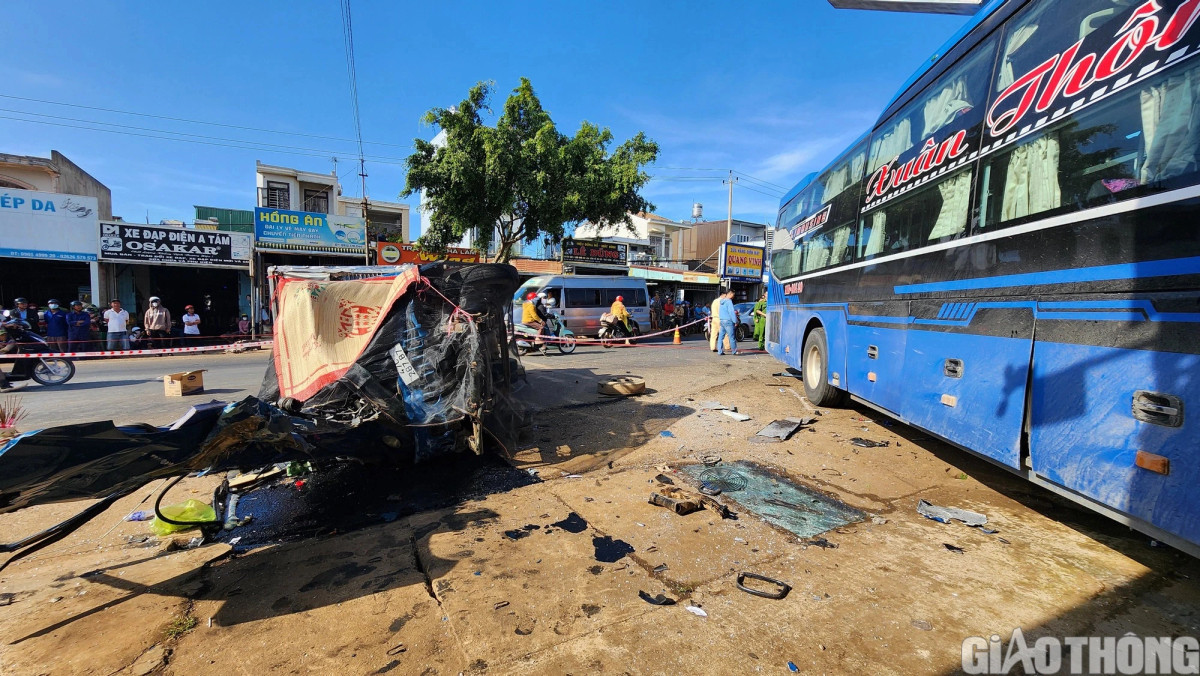 Xe khách tông xe tải bẹp dúm, tài xế tử vong trong cabin Xe khach tong xe tai bep dum, tai xe tu vong trong cabin