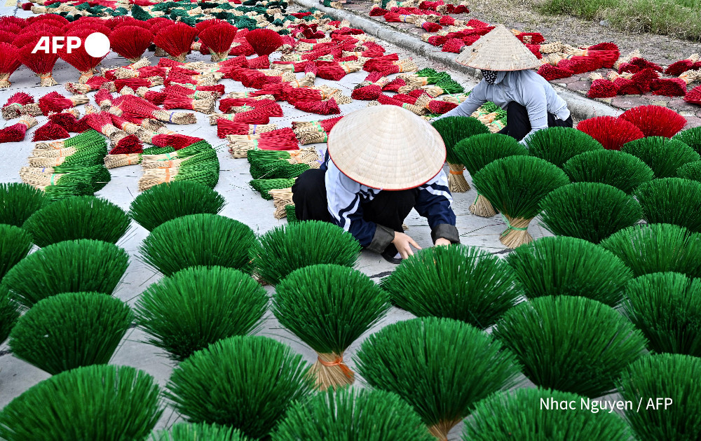 Gia đình chị Đặng Thị Hoa, 45 tuổi, ở làng Quảng Phú Cầu có 3 đời giữ nghề làm hương. Riêng chị Hoa theo nghề từ 30 năm trước. Theo chị Hoa, ngoài việc sản xuất hương phục vụ tiêu dùng, ngày nay, làng Quảng Phú Cầu đã trở thành một địa điểm thu hút khách du lịch. “Tôi tự hào về nghề truyền thống của gia đình và cũng cảm thấy vui mừng khi làng mình ngày càng được nhiều người biết đến. Tôi cũng có thêm nguồn thu nhập”, chị Hoa vui vẻ nói.