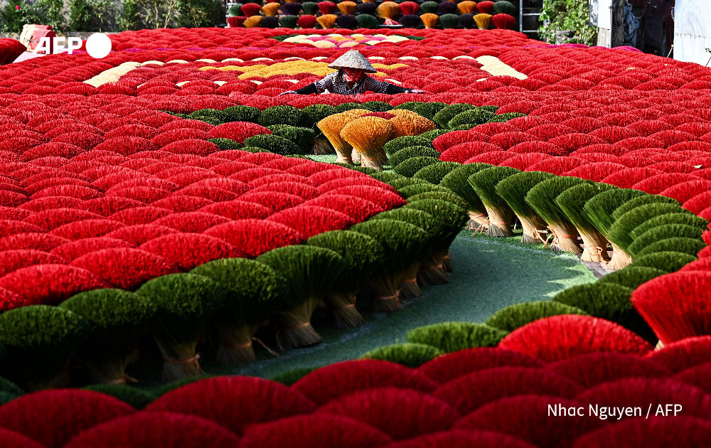 Hàng trăm bó chân hương nhiều màu sắc đang được xếp thành hình bản đồ Việt Nam khổng lồ tại sân một ngôi chùa trong làng Quảng Phú Cầu. Những ngày trước tết Nguyên đán Giáp Thìn 2024, đông đảo người dân, du khách trong và ngoài nước đã đến làng chụp ảnh check-in. Với chi phí chỉ 50.000 đồng (tương đương 2 USD), du khách có thể thoải mái chụp ảnh với những bó chân hương nhiều màu sắc của các gia đình trong làng. Một số gia đình còn dựng cầu thang bằng kim loại để du khách thuận tiện chụp những bức ảnh từ trên cao.