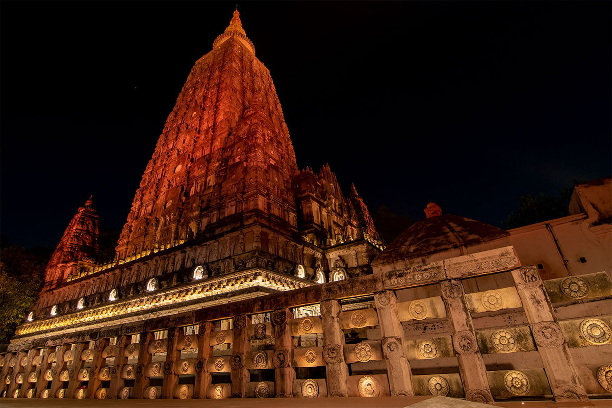 Trong điêu khắc và kiến trúc, ngôi chùa thể hiện rõ nét phong cách Miến Điện, do đã được trùng tu bởi các tín đồ Phật giáo Miến Điện. Ảnh: LightAZ.com.