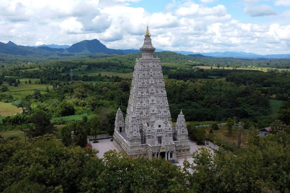 Về tổng thể, chùa Mahabodhi là một công trình kiến trúc bằng đá với một ngọn tháp lớn ở trung tâm và 4 ngọn tháp nhỏ ở 4 cạnh. Bề mặt các ngọn tháp và tường của ngôi chùa được phủ các hốc đầy đặt tượng Phật. Ảnh: Patheos.