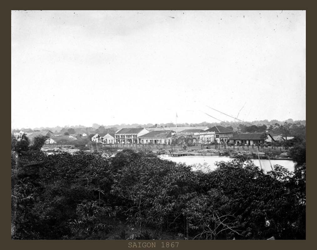 Khu phố dọc kênh Bến Nghé.