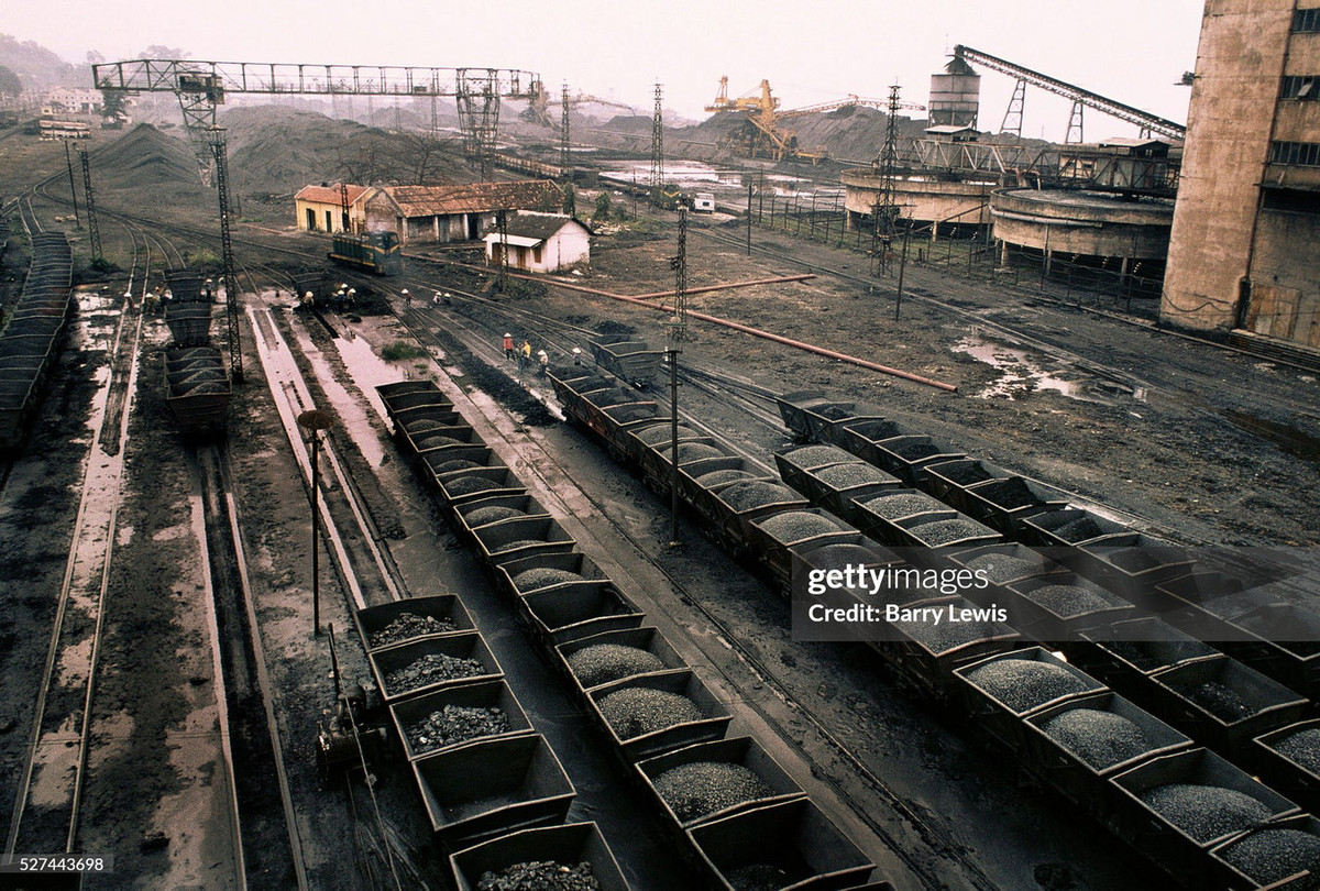 Các toa xe được dùng để vận chuyển than từ mỏ ra cảng.