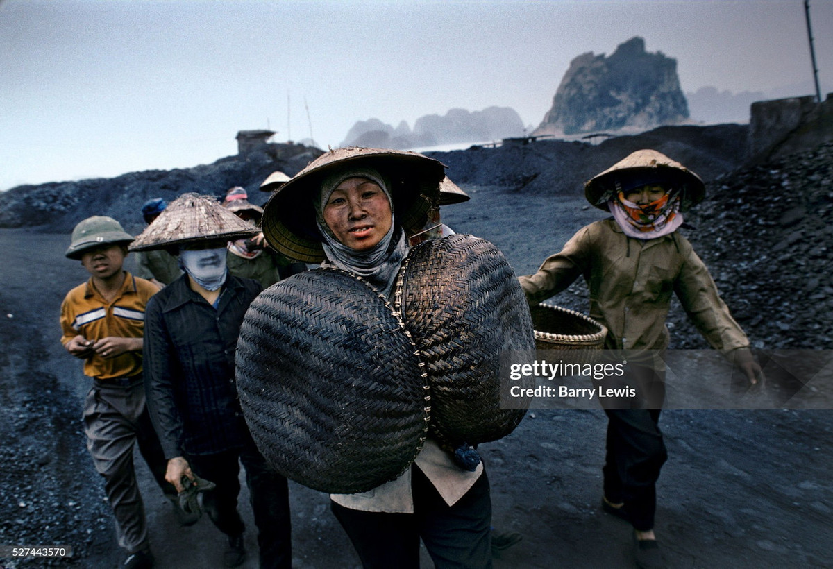 Khuôn mặt lấm lem bụi than của người công nhân đất mỏ.