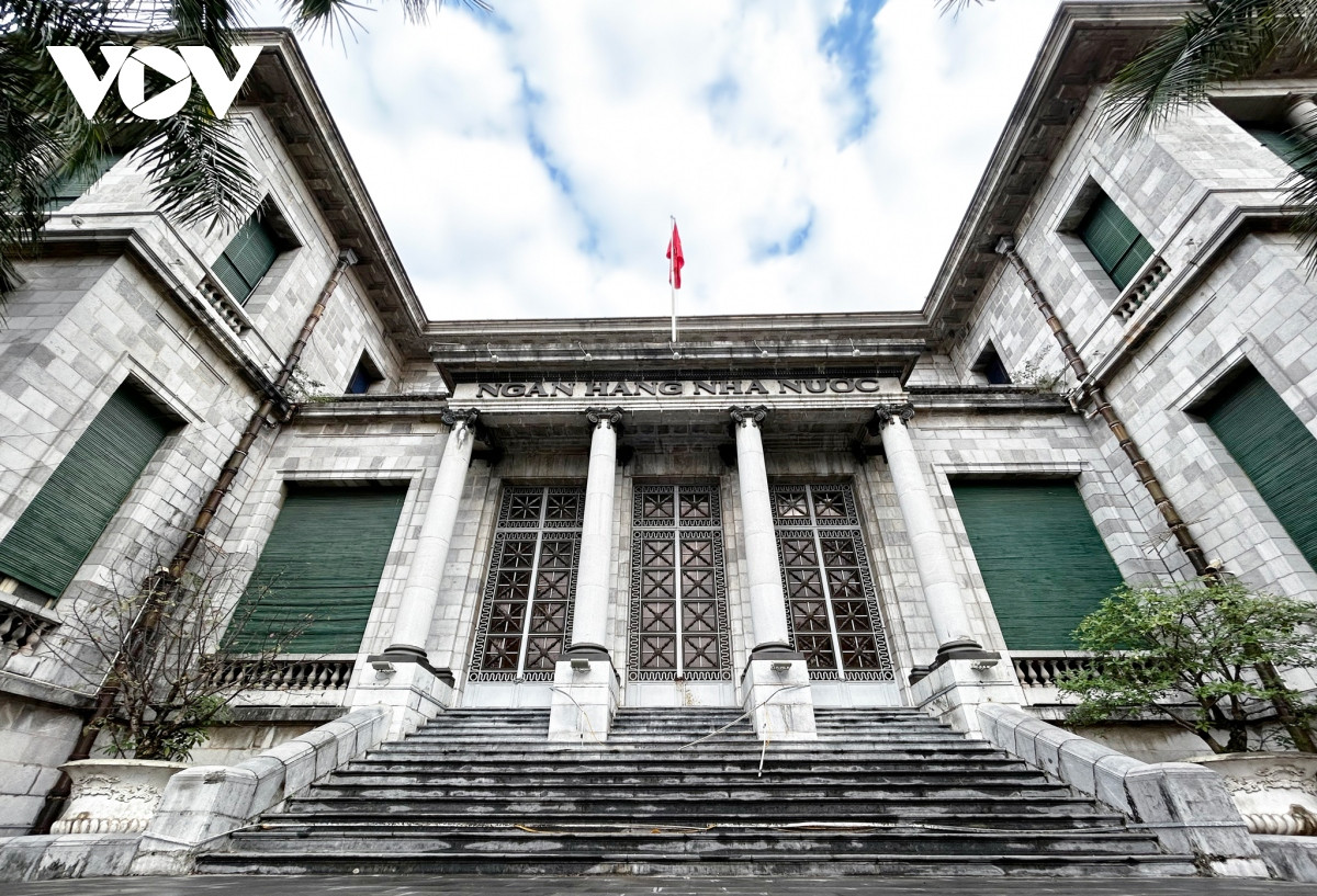 Trụ sở Ngân hàng Đông Dương chi nhánh Hải Phòng, nay là Ngân hàng Nhà nước Việt Nam - chi nhánh Hải Phòng (phố Nguyễn Tri Phương, phường Minh Khai, quận Hồng Bàng) xây dựng vào năm 1884. Công trình được người Pháp xây dựng thống nhất về thiết kế, thẩm mỹ mang đậm phong cách châu Âu.