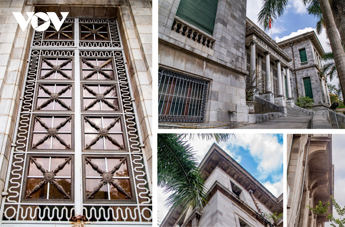 Trụ sở ngân hàng này được người Pháp xây dựng hoàn toàn bằng đá xanh tự nhiên nguyên khối và những bộ cửa sổ có khung làm từ sắt vuông đặc, bên trong là những song chắn cách điệu được đúc bằng đồng. Đến nay, công trình vẫn còn giữ nguyên vẻ đẹp cổ điển.