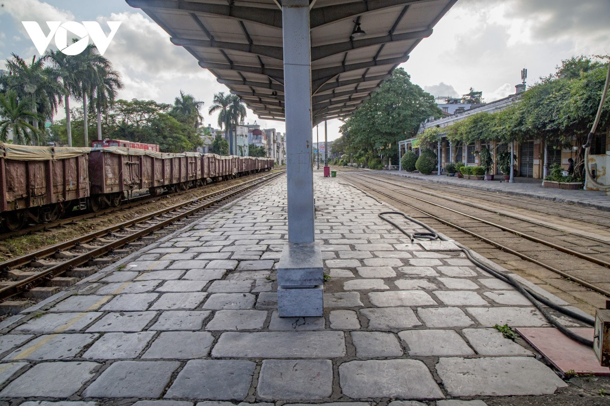 Bên trong nhà ga có hàng cột sắt với mái hiên và nền được lát đá xanh từ những ngày đầu đi vào hoạt động vẫn còn nguyên vẹn. Đây là một trong số ít công trình duy trì được mục đích sử dụng từ khi xây dựng cho đến nay. Ngoài công năng vận chuyển hành khách, hàng hoá, ga Hải Phòng còn là điểm tham quan, check-in hấp dẫn đối với những du khách khi ghé đến thành phố Hoa phượng đỏ.