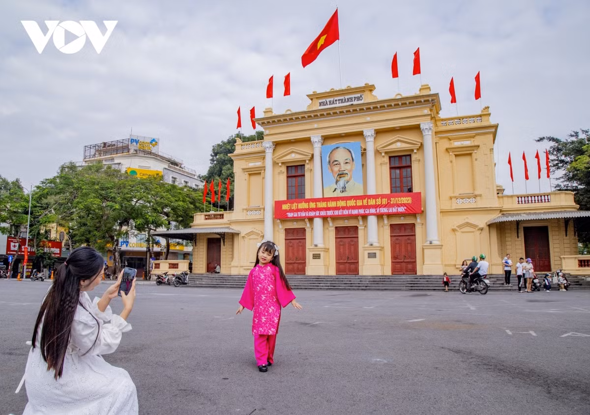 Nằm ở khu vực trung tâm, Nhà hát thành phố (phường Hoàng Văn Thụ, quận Hồng Bàng) là biểu tượng đáng tự hào của người dân Hải Phòng. Công trình được khánh thành vào khoảng năm 1900, là địa điểm chứng kiến những dấu ấn, mốc son của lịch sử cách mạng dân tộc và TP. Hải Phòng. Sau nhiều lần tu sửa và cải tạo, Nhà hát thành phố được bảo tồn. Năm 2015, Bộ VHTT&amp;DL ký quyết định xếp hạng Di tích quốc gia đối với Nhà hát Thành phố Hải Phòng.