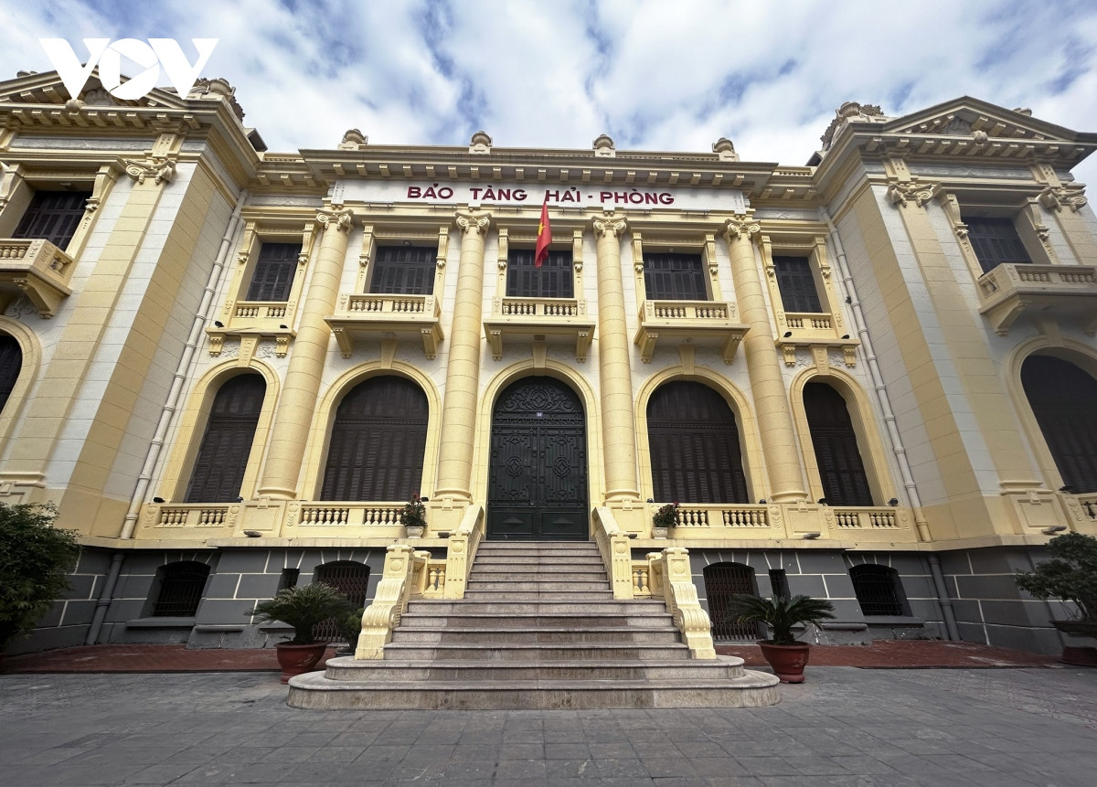 Đại lộ Paul Bert (nay là đường Điện Biên Phủ, quận Hồng Bàng) được biết đến là nơi có nhiều công trình kiến trúc được Pháp xây dựng. Trong đó có Bảo tàng Hải Phòng được hoàn thành từ năm 1919. Sau ngày Hải Phòng giải phóng (13/5/1955), công trình được sử dụng làm trường Cao đẳng Ngân hàng. Đến năm 1958, theo đề nghị của UBND TP. Hải Phòng, Bộ Tài chính đã bàn giao toà nhà để làm bảo tàng. Sau một thời gian sửa chữa, Bảo tàng Hải Phòng khánh thành ngày 20/12/1959.