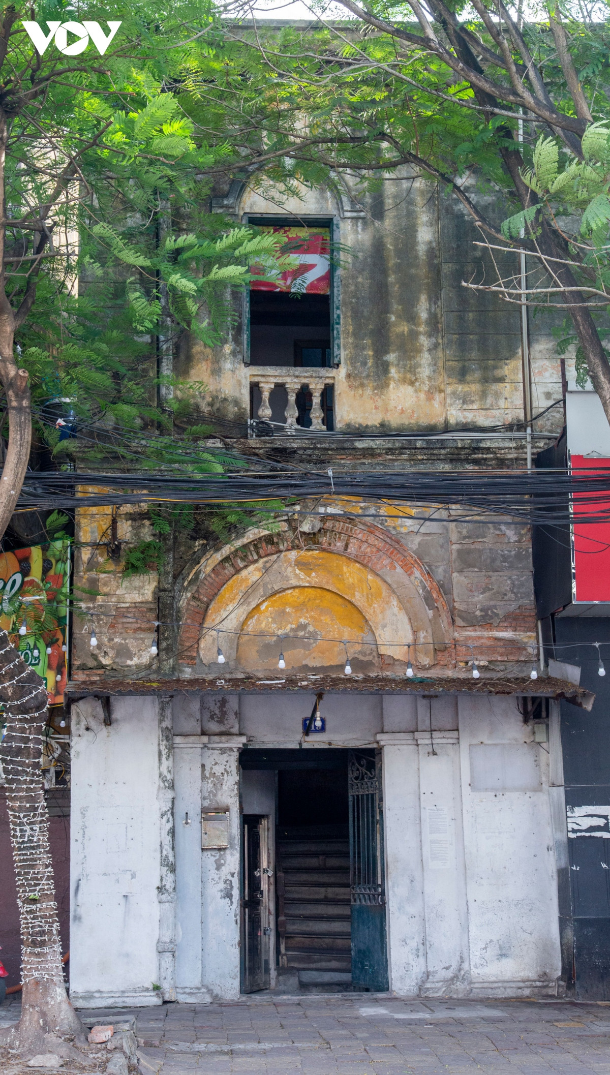 Một ngôi nhà nằm trên đường Điện Biên Phủ (quận Hồng Bàng) vẫn lưu giữ được những nét kiến trúc cổ điển.