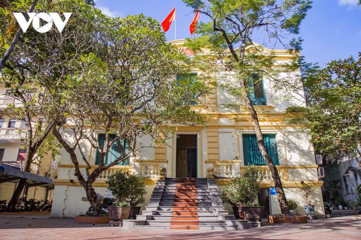 Gần Nhà hát thành phố là đường Trần Hưng Đạo, nơi đây có nhà thương tư Fesquet của một bác sĩ người Pháp. Tòa nhà này hiện là trụ sở Thành đoàn Hải Phòng.