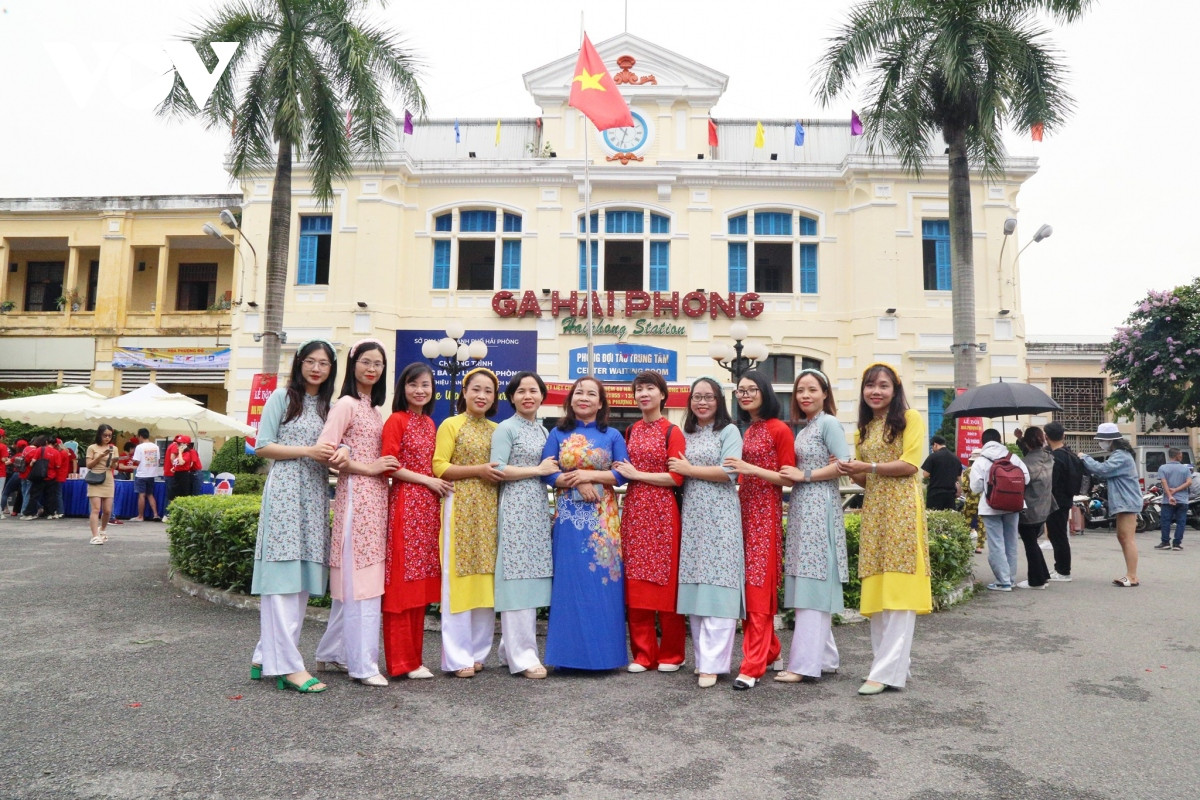 Ga Hải Phòng (đường Lương Khánh Thiện, quận Ngô Quyền) nằm trong tuyến đường sắt Hà Nội - Hải Phòng - Vân Nam được chính thức đưa vào hoạt động, khai thác ngày 16/6/1902. Giống như Nhà hát thành phố, Bảo tàng Hải Phòng hay một số trụ sở hành chính khác, ga Hải Phòng cũng mang đậm dấu ấn kiến trúc Pháp và chứng kiến nhiều giai đoạn thăng trầm của thành phố cảng.