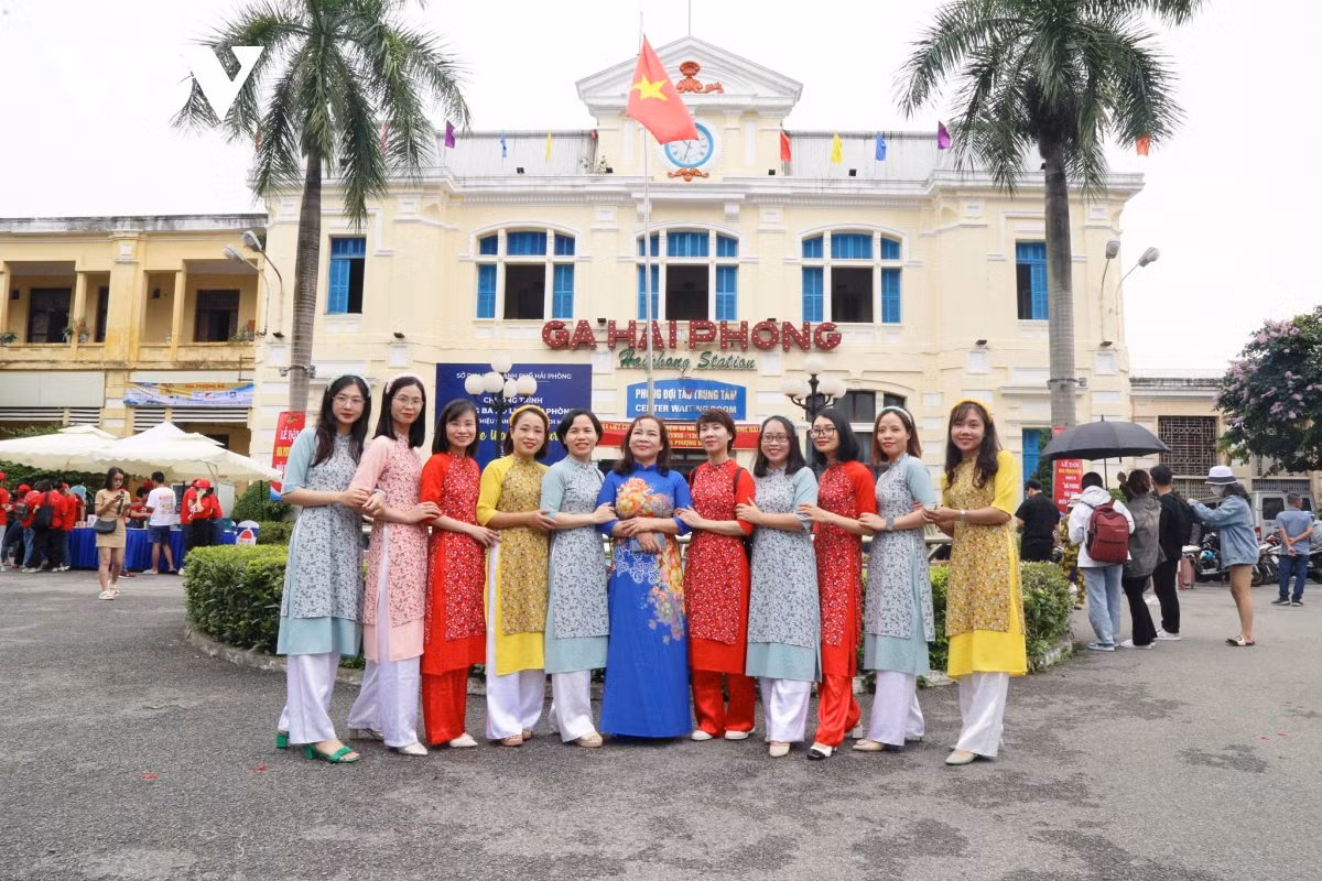 Ga Hải Phòng (đường Lương Khánh Thiện, quận Ngô Quyền) nằm trong tuyến đường sắt Hà Nội - Hải Phòng - Vân Nam được chính thức đưa vào hoạt động, khai thác ngày 16/6/1902. Giống như Nhà hát thành phố, Bảo tàng Hải Phòng hay một số trụ sở hành chính khác, ga Hải Phòng cũng mang đậm dấu ấn kiến trúc Pháp và chứng kiến nhiều giai đoạn thăng trầm của thành phố cảng.