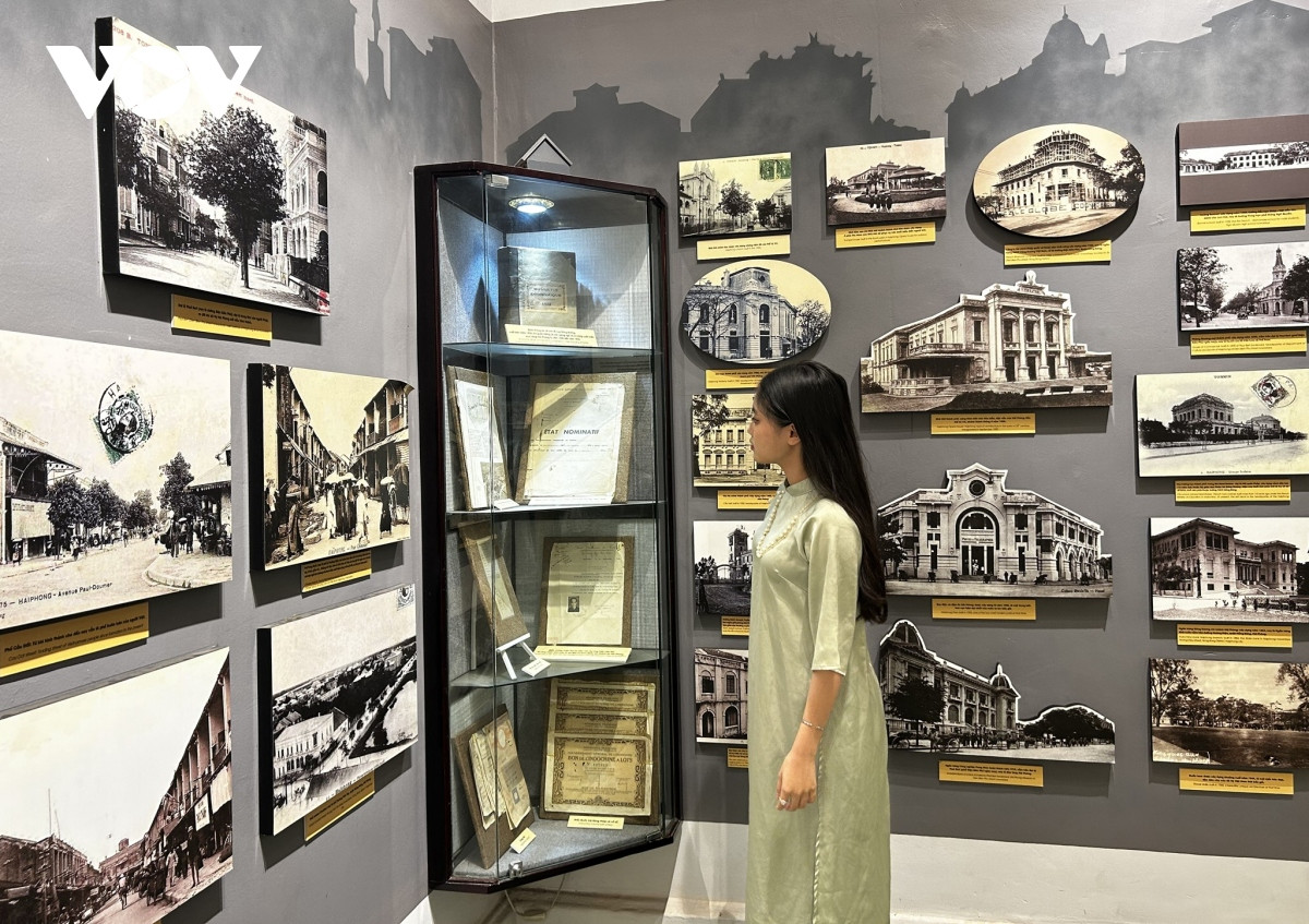 Với lối kiến trúc độc đáo cùng các khu trưng bày hiện vật lịch sử của thành phố cảng, bảo tàng hiện có hơn 22.000 hiện vật và đang trưng bày trên 2.000 hiện vật lịch sử khác nhau. Bảo tàng Hải Phòng mở cửa cho du khách tham quan miễn phí từ thứ Ba đến Chủ nhật hàng tuần.