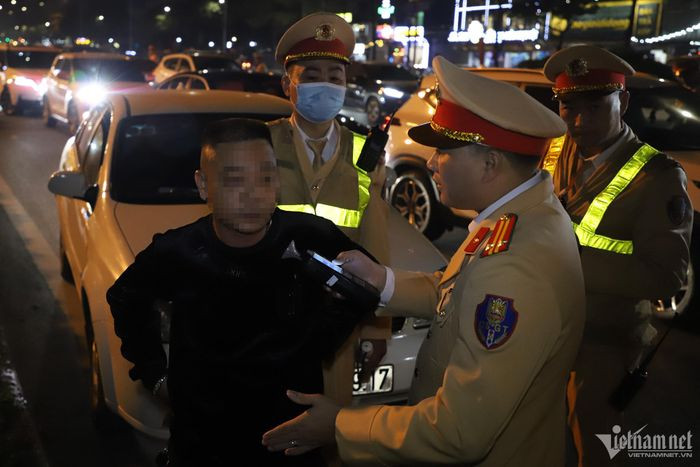 Vi bua tiec tat nien, tai xe mat tien trieu, bi tich thu bang