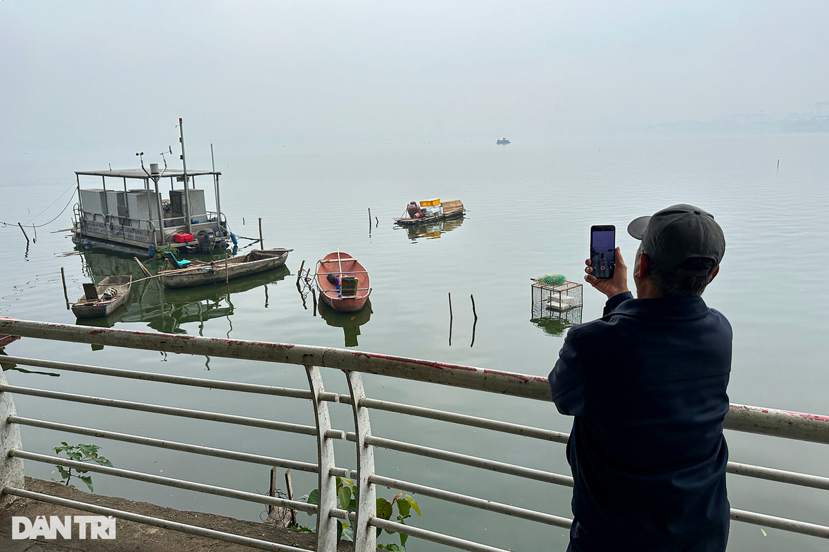Một người dân ghi lại những khoảnh khắc không gian lãng mạn của hồ Tây.