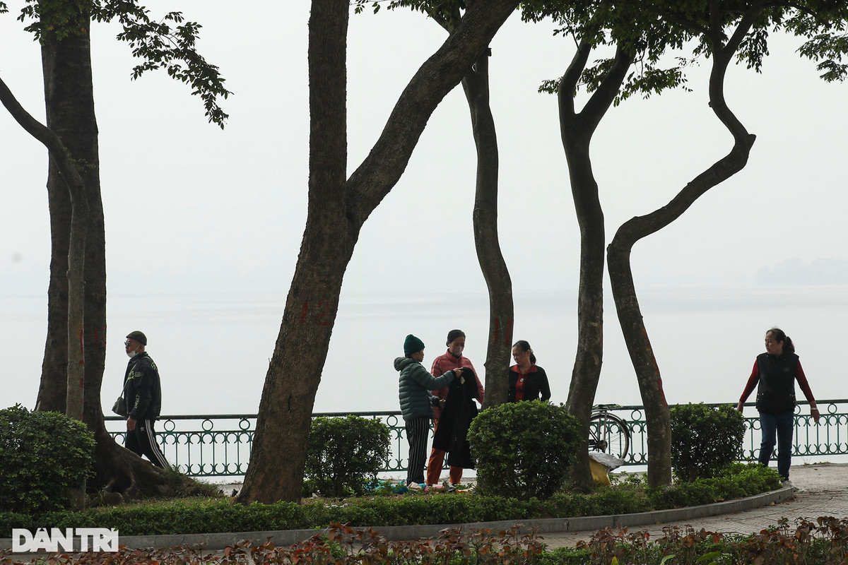 Trong tiết trời hiện tại, hồ Tây mang vẻ đẹp lạ, như được khoác thêm một tấm áo trắng mờ ảo.