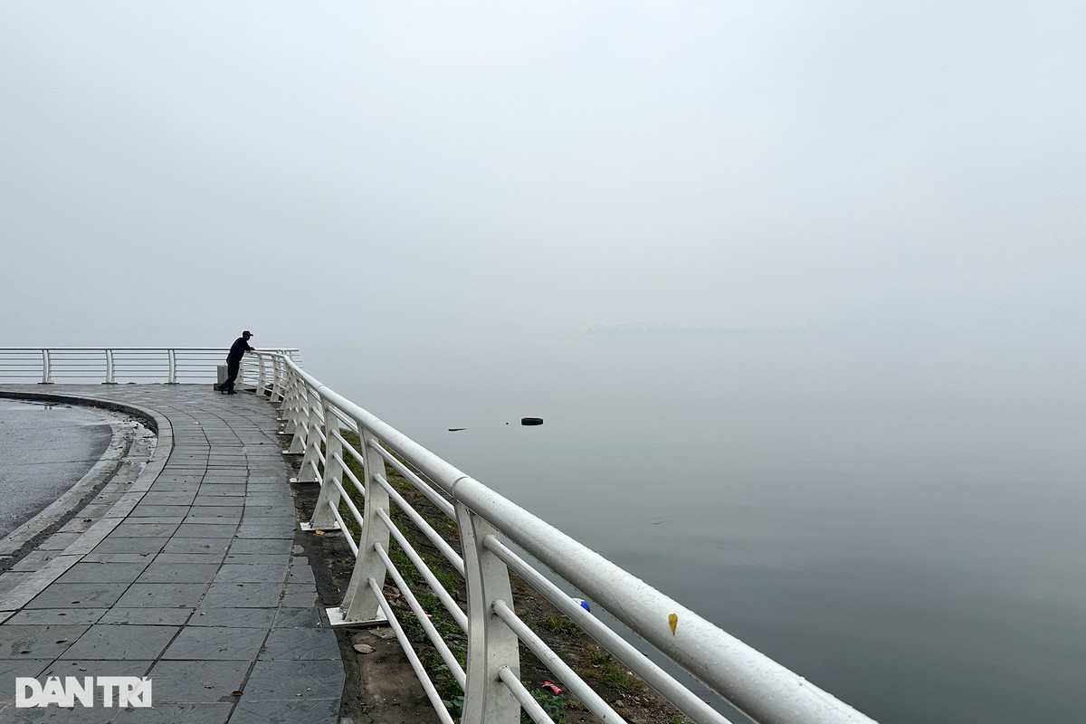 Nếu sương mù dày bao phủ trắng xóa, sẽ khó để nhận biết một không gian hồ Tây quen thuộc.