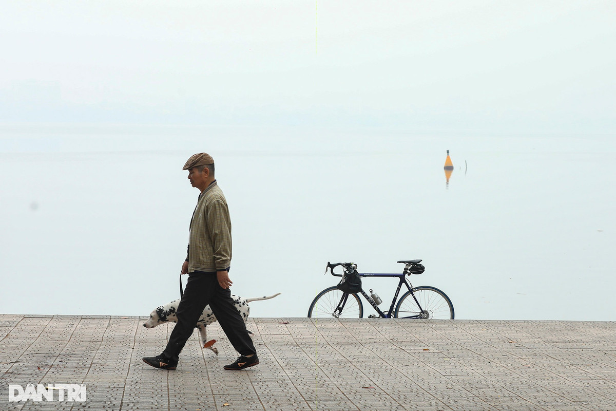 Tại hồ Tây, sương mù nhẹ sẽ kéo dài đến khoảng 9h, sau đó tan dần, tầm nhìn xa hơn.