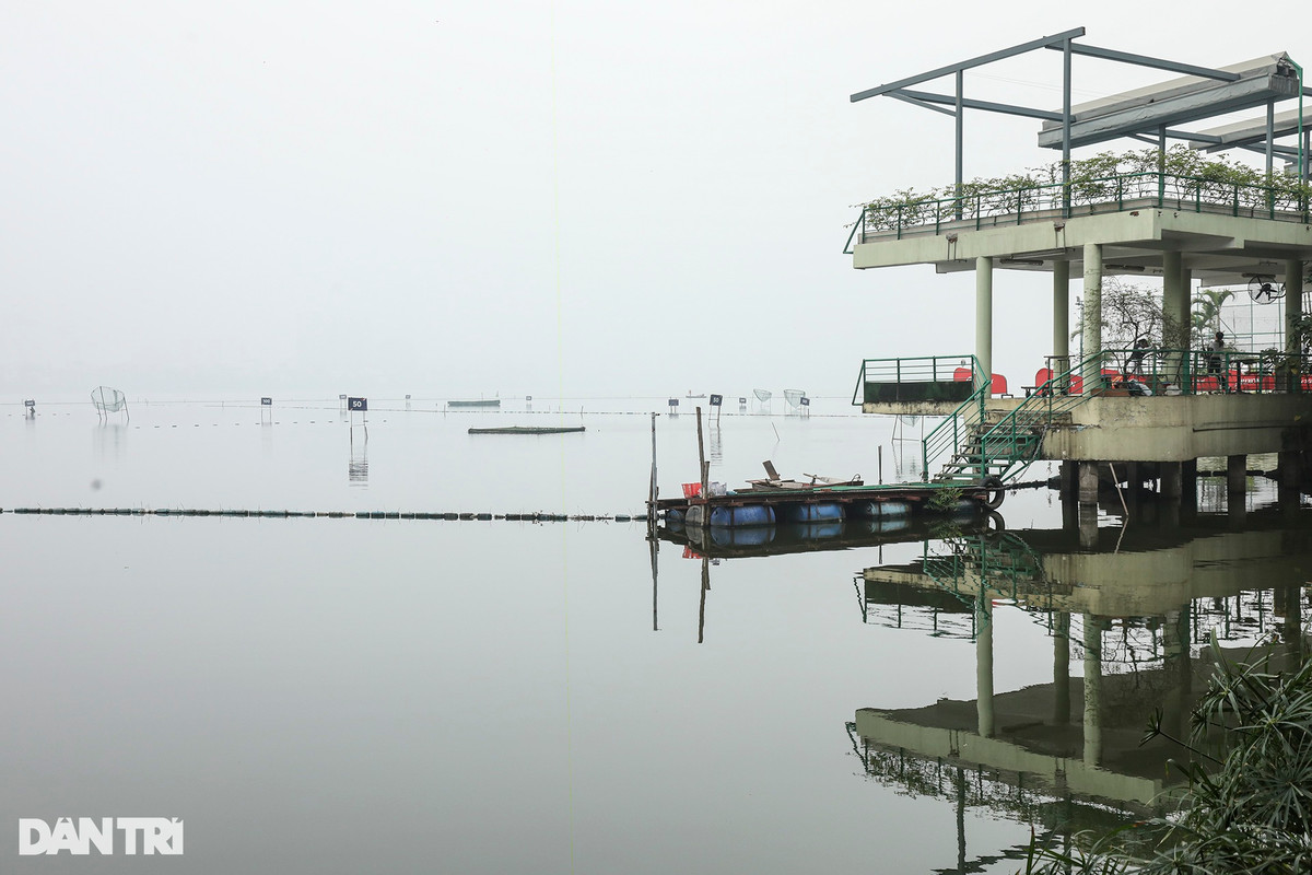 Hình thái thời tiết lạnh ẩm như vài ngày qua là điều kiện để không gian hồ Tây trở thành vô cực vào buổi sáng.