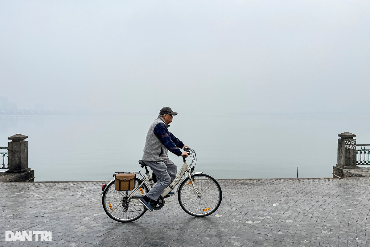 Hồ Tây trong buổi sáng sớm cuối tuần.