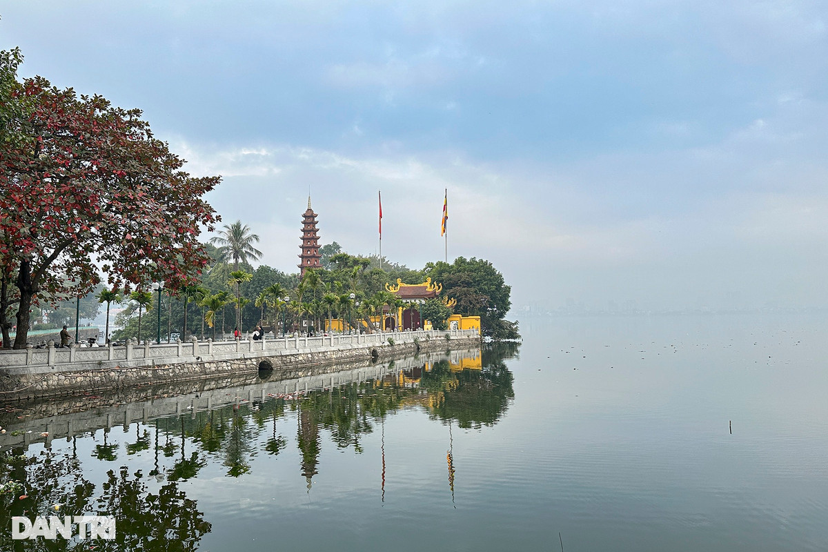 Chùa Trấn Quốc như bồng bềnh trên mặt nước hồ Tây buổi sáng.