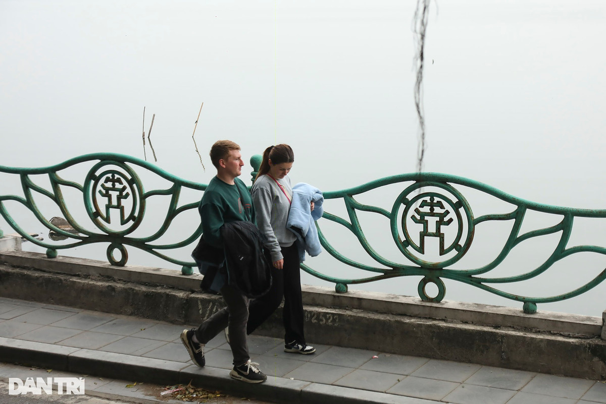 Hà Nội vẫn rét vào sáng sớm, song du khách và người dân vẫn đông đúc. Có thời điểm mặt hồ trắng xóa không thấy đường chân trời.