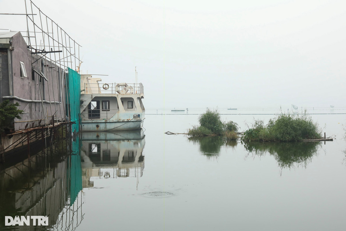 Hiện tượng sương mù có thể do ảnh hưởng của không khí lạnh và độ ẩm trong không khí cao. Sương mù xuất hiện dày nhất vào lúc sáng sớm, đây cũng là thời điểm không gian hồ Tây trở nên vô cực. Tuy nhiên, trong hai tháng qua, TP Hà Nội thường xuyên ghi nhận chất lượng không khí rất thấp, đây cũng có thể là hiện tượng do bụi mịn dày đặc trong không khí tạo nên.