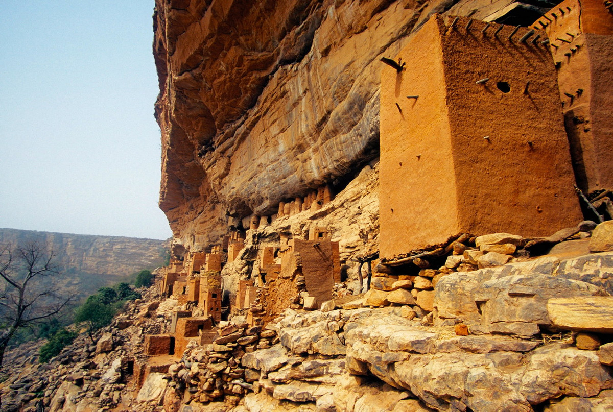 Mỗi công trình đều có thể đảm nhiệm vai trò của một công sự phòng thủ khi cần thiết. Ảnh: The Trek Blog.